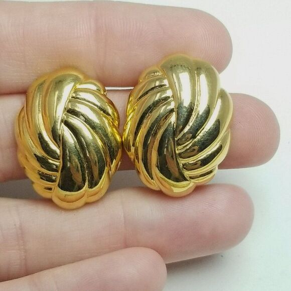 Vintage Gold Tone Oval Shape Clip On Earrings, Wavy 80s 90s Style Design - Picture 6 of 6